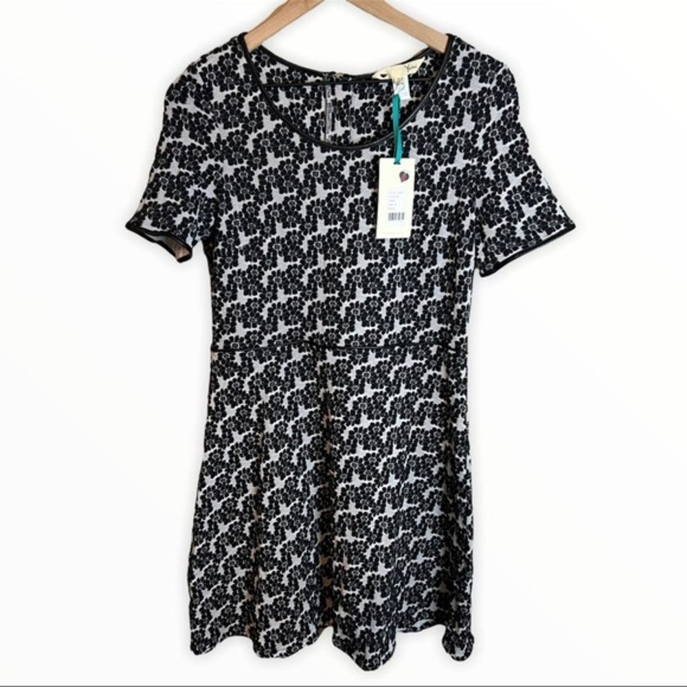 NWT Yumi Black And Gray Floral Short Sleeve Fit‎ And Flare Dress Size 8/10